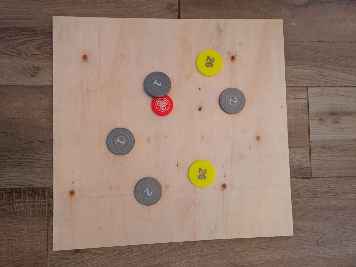 Palets Ti Palet sur la planche : gris, jaunes et le petit rouge au triskel